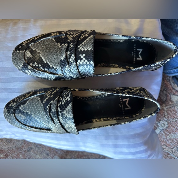 Marc Fisher snake skin pattern flats - Picture 3 of 7